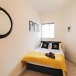 Spacious London 2 Bed Flat With Parking -10Mins From Central