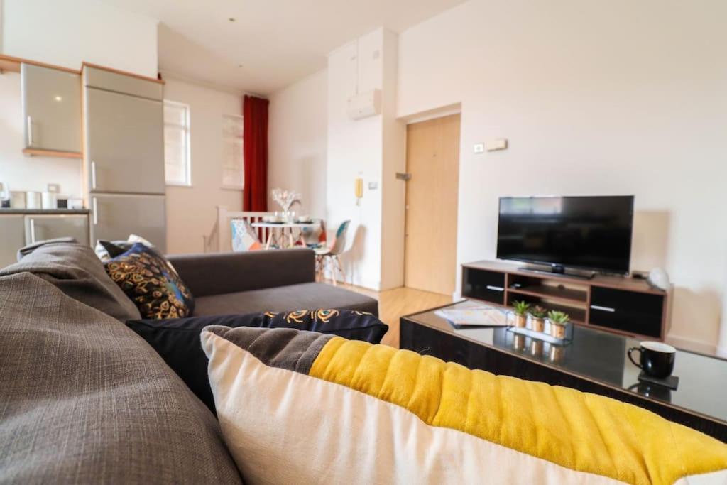 Spacious 2 Bed Flat With Parking -10mins From * Londra