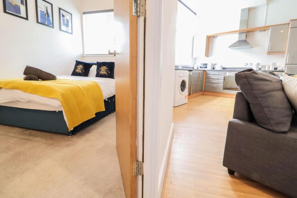 Spacious 2 Bed Flat With Parking -10mins From Appartamento