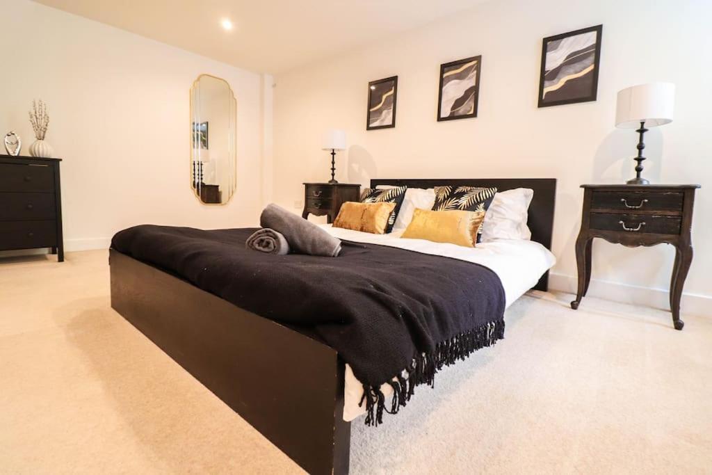 Appartamento Spacious 2 Bed Flat With Parking -10mins From Londra