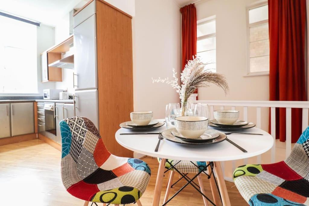 Spacious 2 Bed Flat With Parking -10mins From Londra